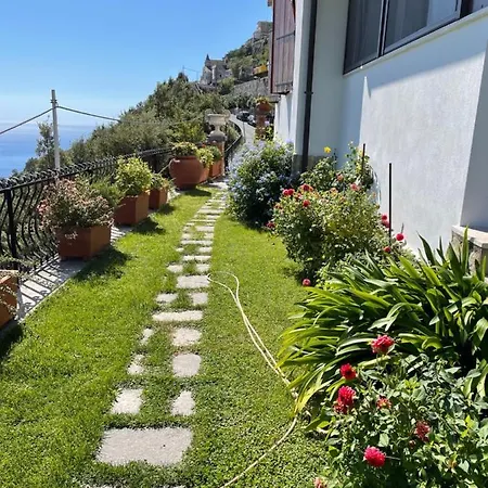 La Dacia Di Gina Ravello